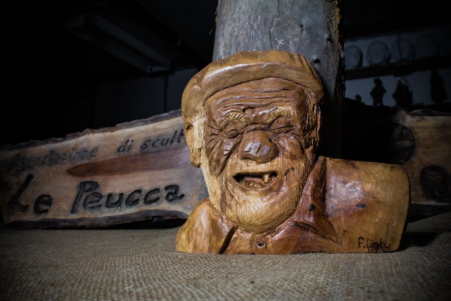Vieux homme wui rit - Sculpture
