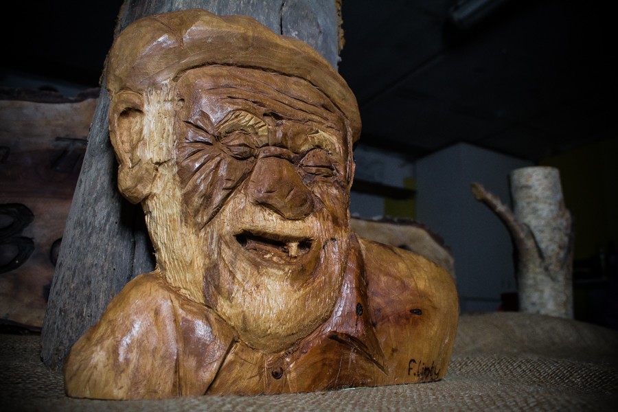 Vieux homme wui rit - Sculpture